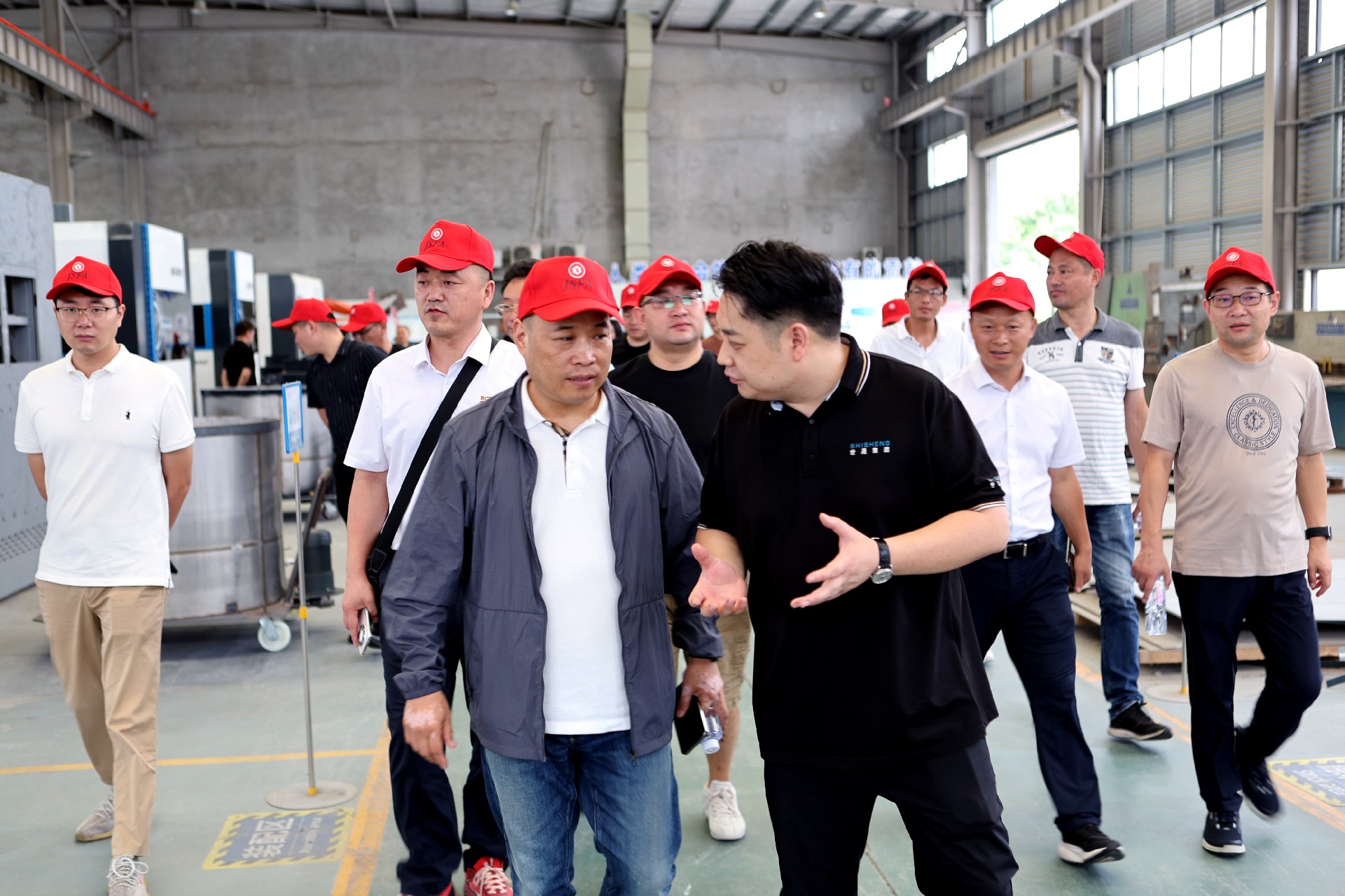 世晟集團張總陪同江蘇省緊固件協(xié)會參觀人員參觀